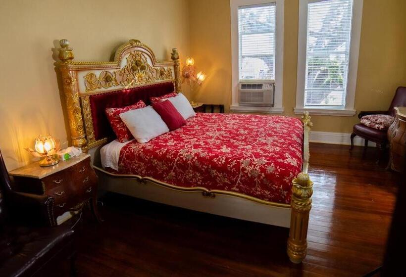 带大床的豪华间, Oakpak Inns   Enjoy All Inclusive Snack Beverages Wine & Beer During The Stay