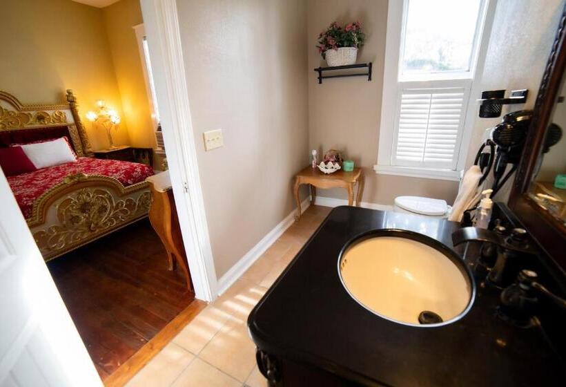 带大床的豪华间, Oakpak Inns   Enjoy All Inclusive Snack Beverages Wine & Beer During The Stay