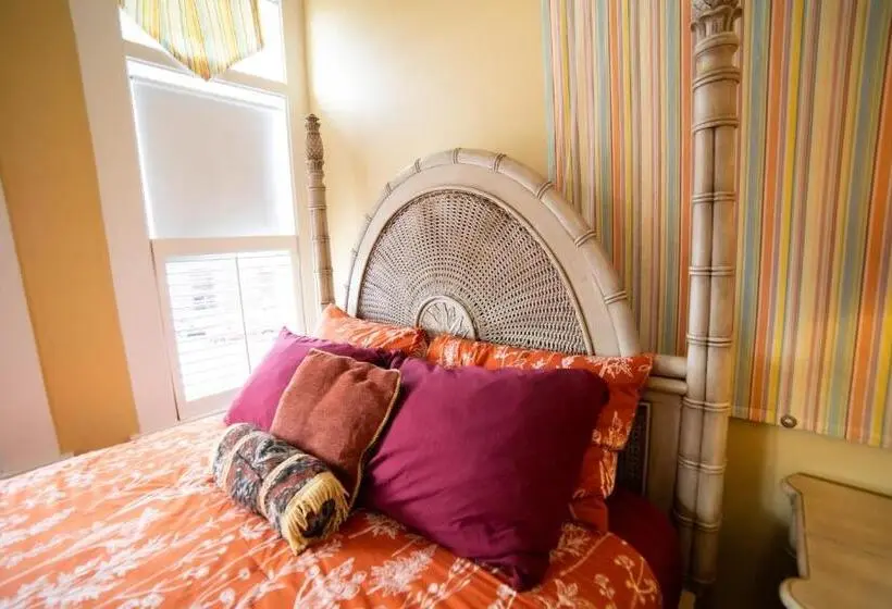 Deluxe-huone Queen-vuode, Oakpak Inns Enjoy All Inclusive Snack Beverages Wine & Beer During The Stay