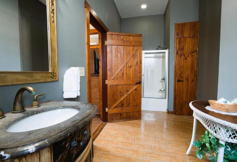 小室, Oakpak Inns   Enjoy All Inclusive Snack Beverages Wine & Beer During The Stay