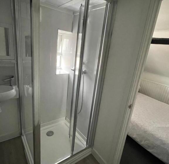 غرفة عائلية, The White Hart Inn