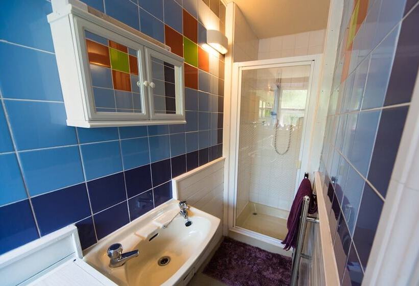 اتاق خانوادگی, Compton Guest House