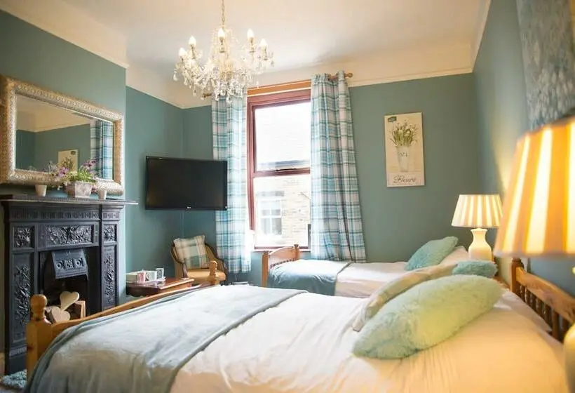 Perhehuone, Compton Guest House