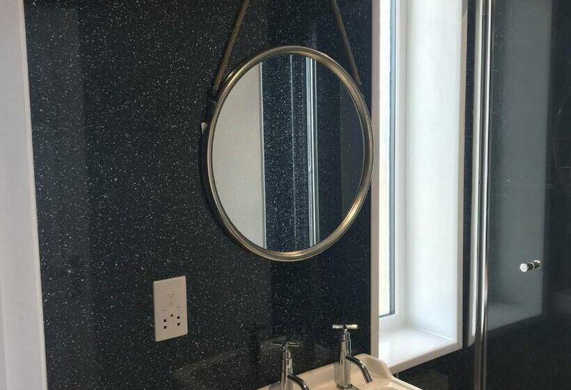 スタンダードトリプルルーム, The Grotto