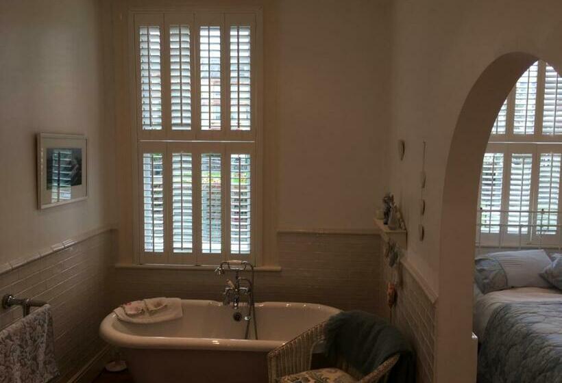 חדר דחוקס עם מיטת קינג, Raymonds