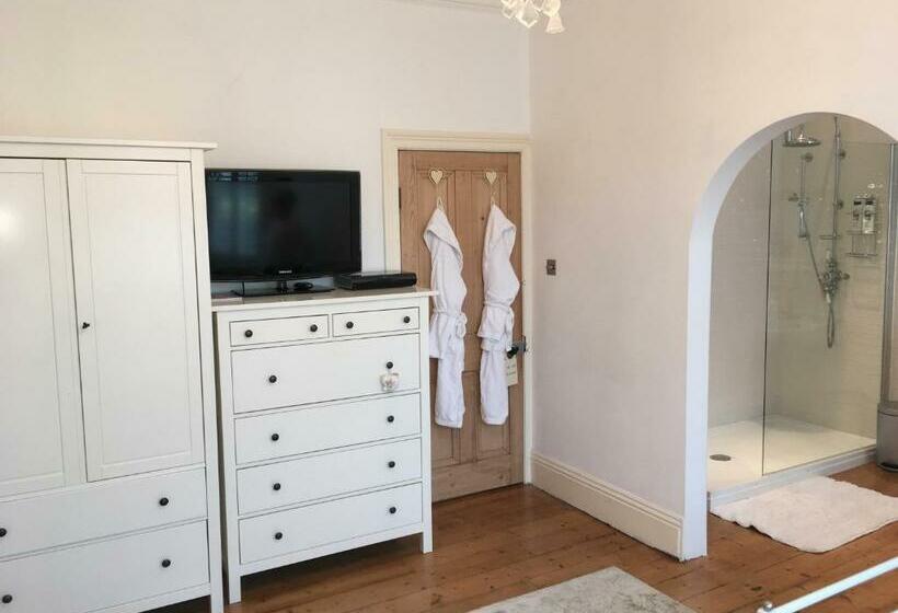 חדר דחוקס עם מיטת קינג, Raymonds