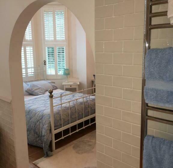 חדר דחוקס עם מיטת קינג, Raymonds