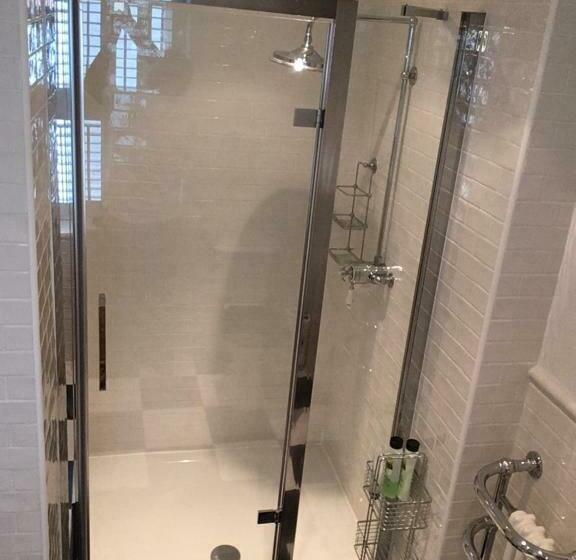 חדר דלוקס, Raymonds