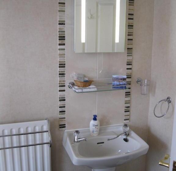 اتاق استاندارد یک تخته با سرویس بهداشتی مشترک, Harvington House