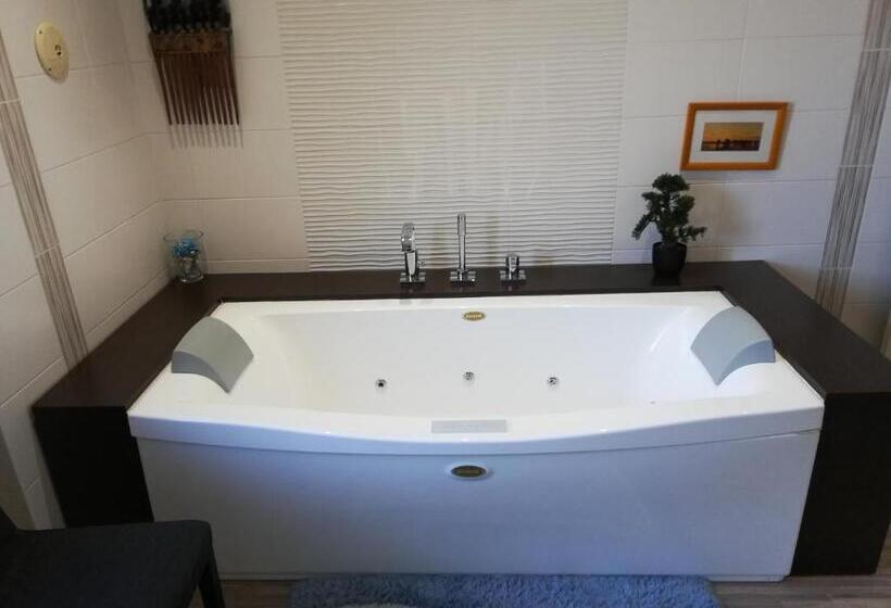 ファミリールーム, Jacaranda De Banaudon