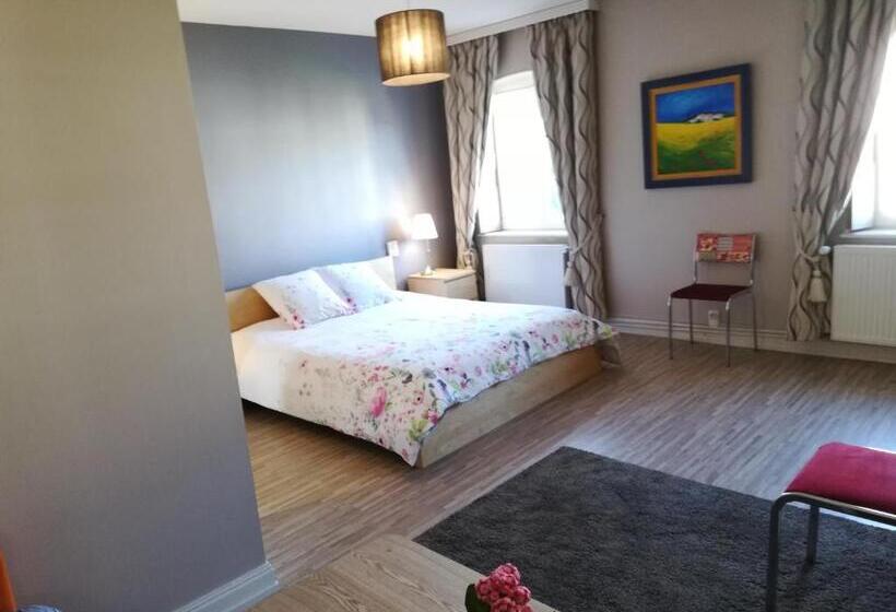 ファミリールーム, Jacaranda De Banaudon