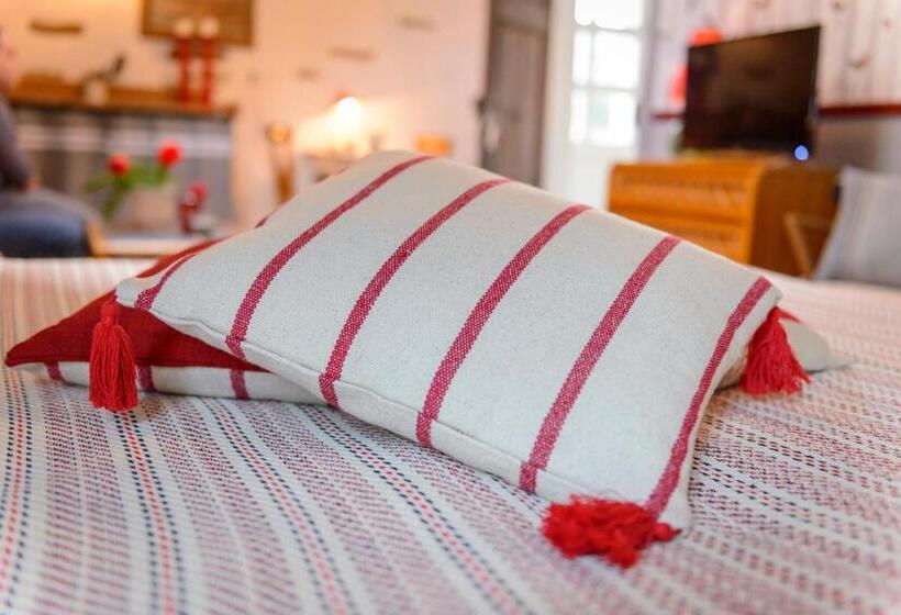 شقة غرفة واحدة مزودة بتراس, Maison Le Village   Maison D’hôtes