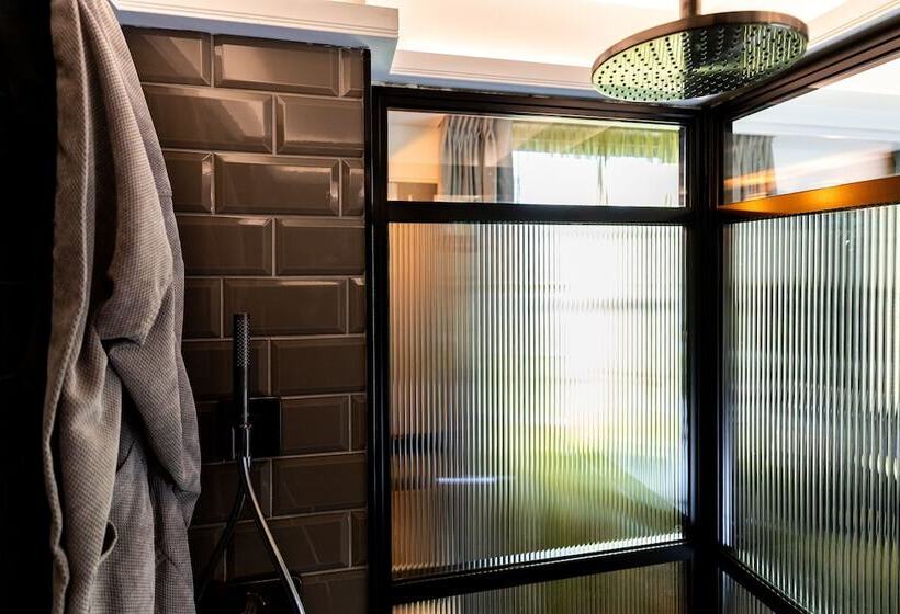 اتاق استاندارد با تخت بزرگ, The Gyle