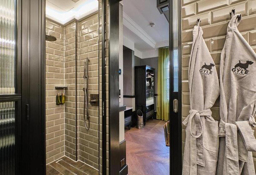 اتاق استاندارد با تخت بزرگ, The Gyle