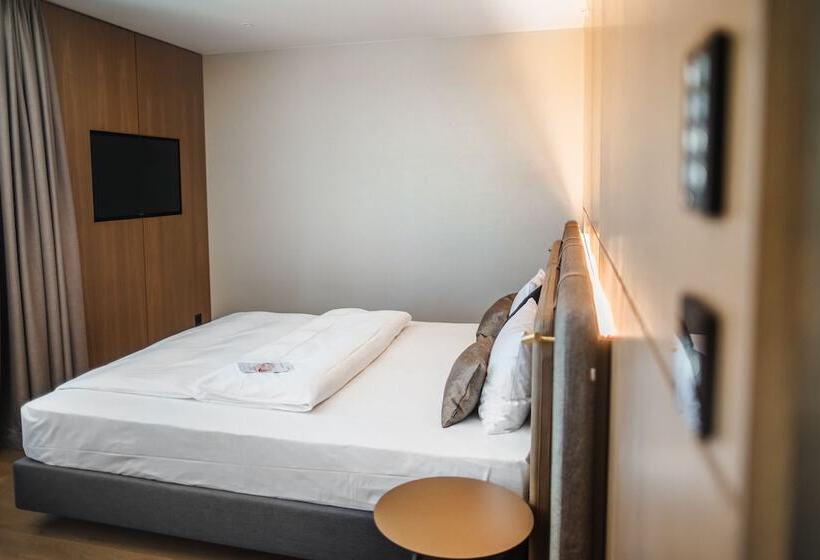 Quarto Classe Business, Meilenstein