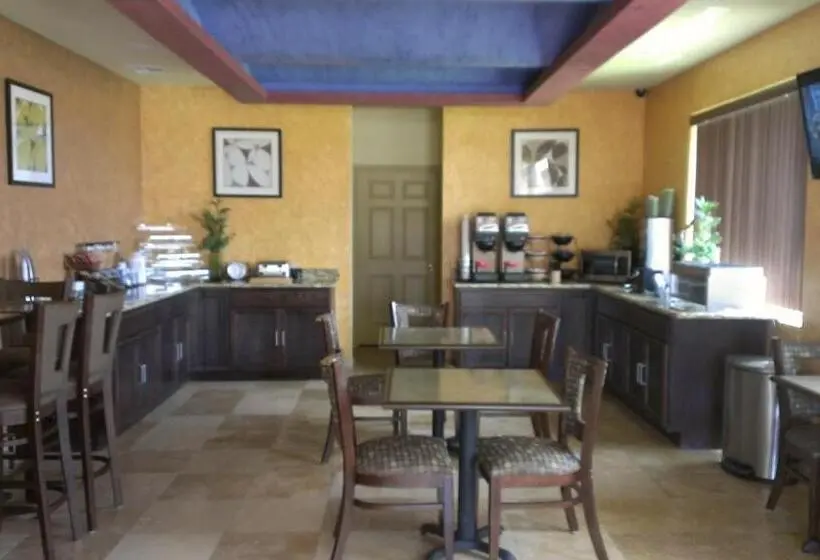 キングサイズベッドのスタンダードルーム, Pearsall Inn And Suites
