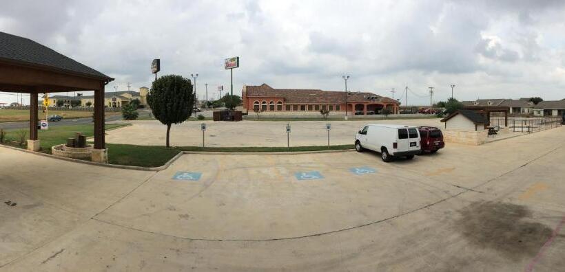 غرفه قياسيه سريرين مزدوجين, Pearsall Inn And Suites