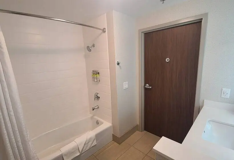سوئیت برای معلولان, Holiday Inn Express & Suites   Chico, An Ihg
