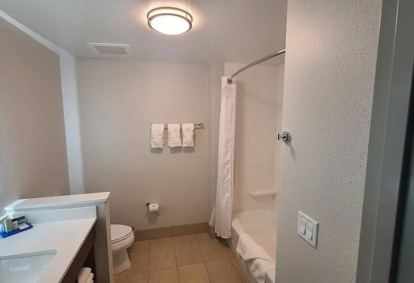سوئیت برای معلولان, Holiday Inn Express & Suites   Chico, An Ihg