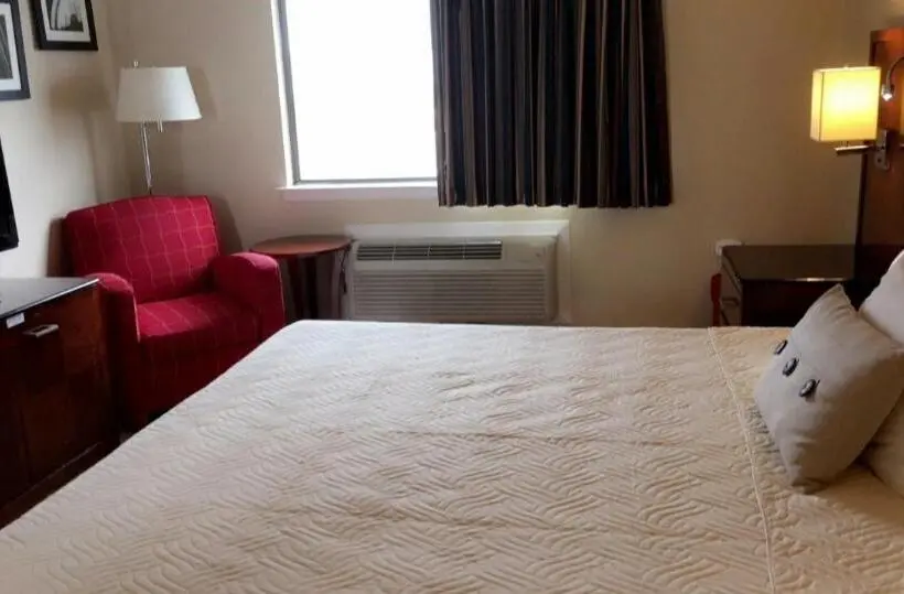 キングサイズベッドのスタンダードルーム, Sand Pebble Motor Lodge