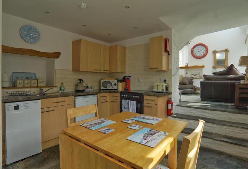 منزل غرفة نوم واحدة, The Old Coach House