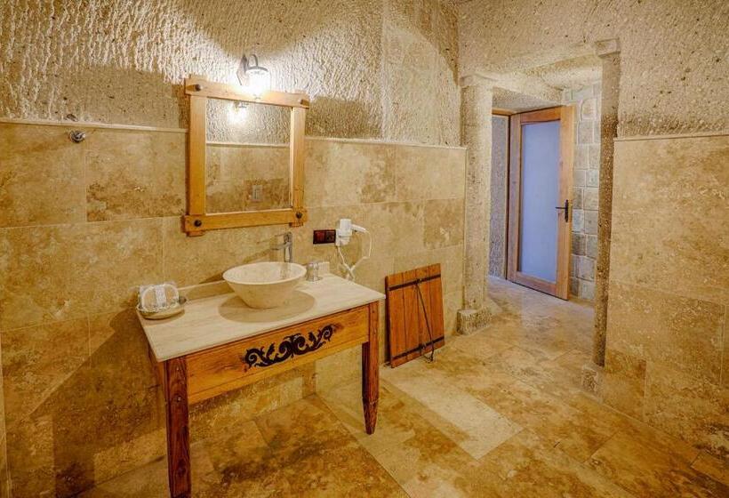 סוויטת ג'וניור, Design Cave