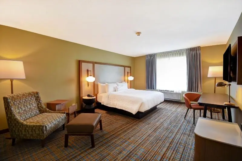 キングサイズベッドのスイートルーム, Fairfield Inn & Suites By Marriott Milwaukee North