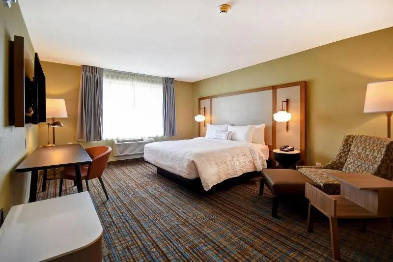 キングサイズベッドのスイートルーム, Fairfield Inn & Suites By Marriott Milwaukee North
