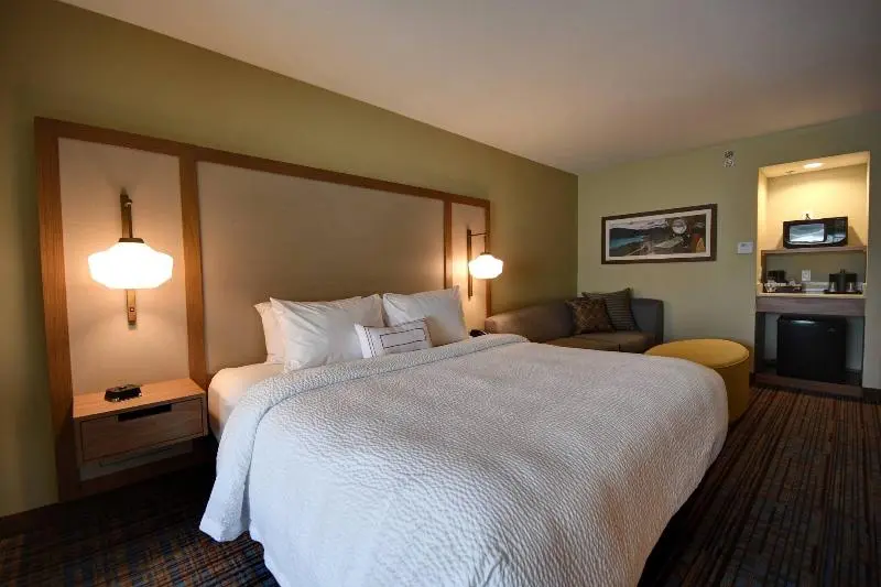 キングサイズベッドのスイートルーム, Fairfield Inn & Suites By Marriott Milwaukee North
