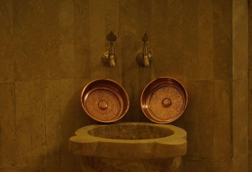 수피리어 룸, Castle Cave