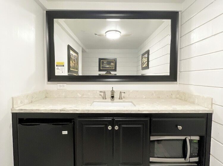 غرفة عائلية, Catalina Courtyard Suites