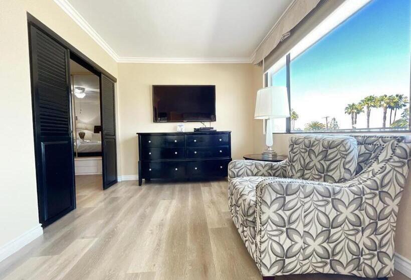 جناح مطلّ علي البحر, Catalina Courtyard Suites