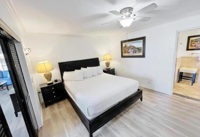 جناح مطلّ علي البحر, Catalina Courtyard Suites