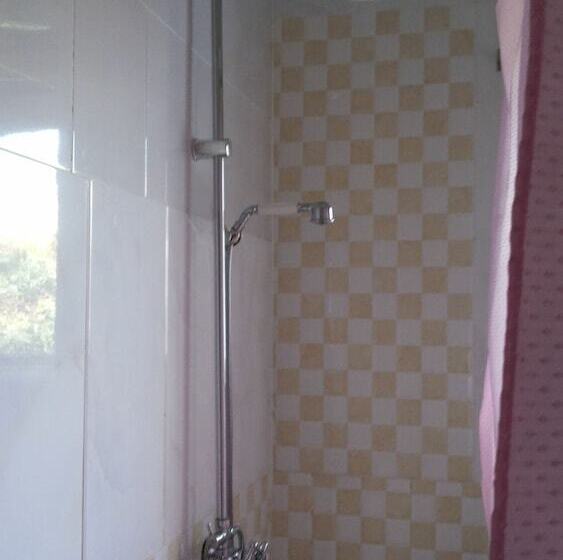 اتاق لوکس, Pauline Hotel Lira