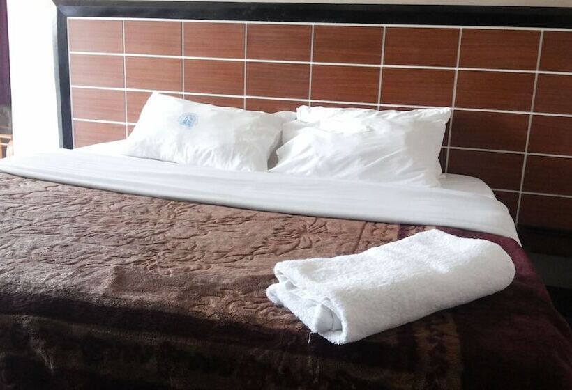 اتاق لوکس, Pauline Hotel Lira