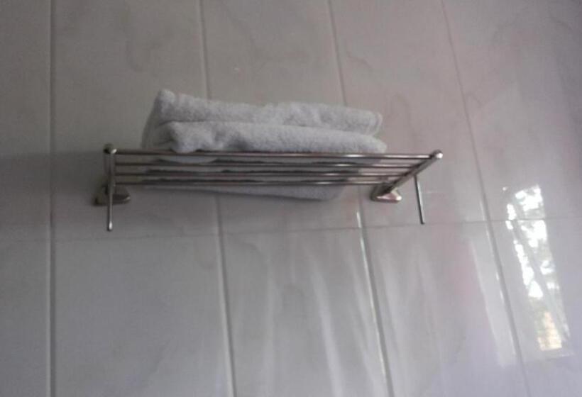 اتاق لوکس, Pauline Hotel Lira