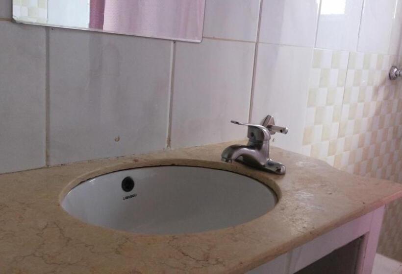 اتاق سوپریور با تخت بزرگ, Pauline Hotel Lira