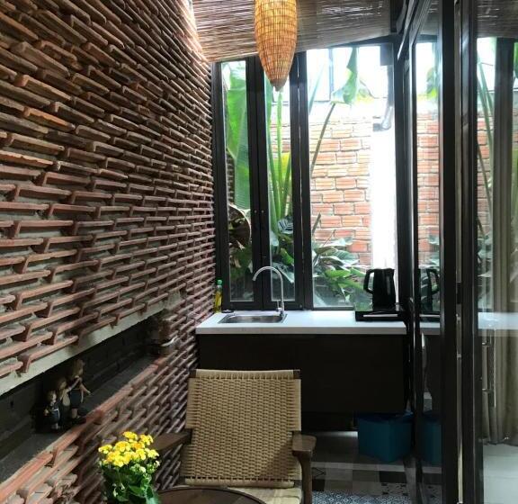 اتاق لوکس, Ngoi House