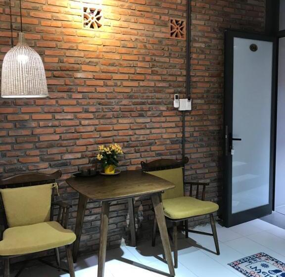 디럭스 룸, Ngoi House