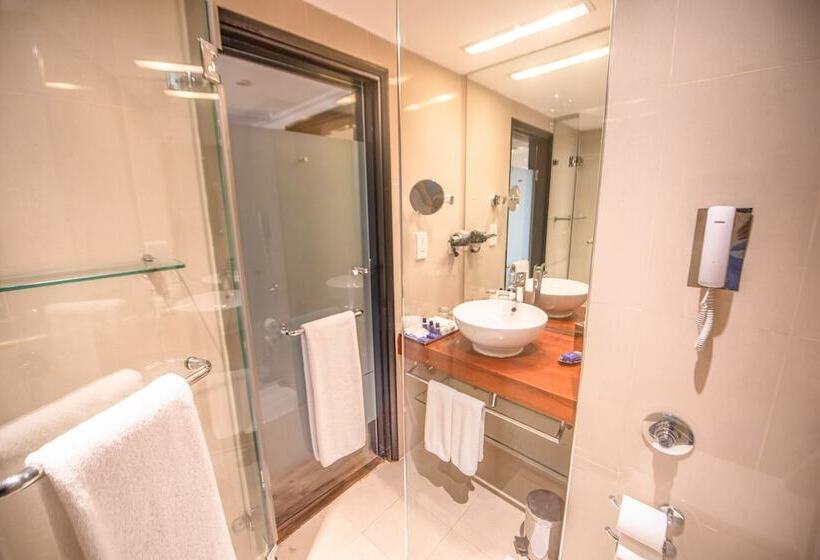 חדר סופריור מיטת קווין, Vivanta Colombo Airport Garden