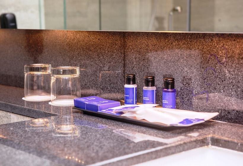 חדר דחוקס עם מיטת קינג, Vivanta Colombo Airport Garden