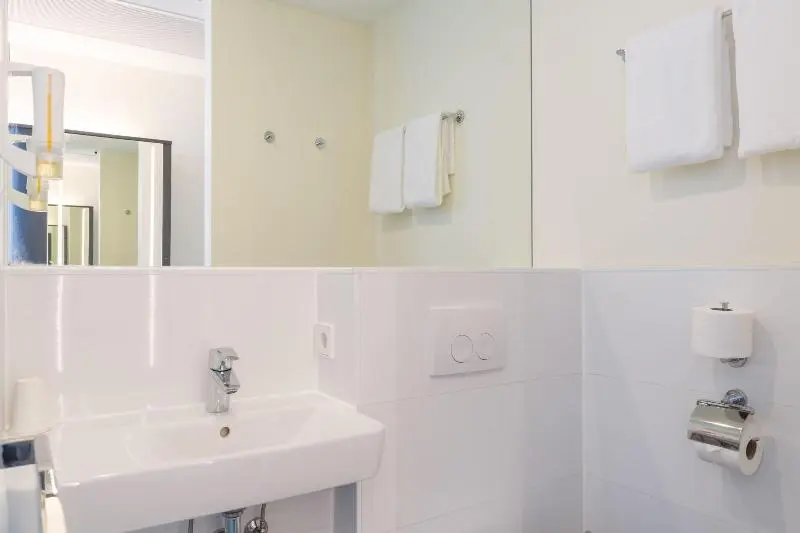 Standard Kolmen Hengen Huone, Maxhotel Amsterdam Airport Schiphol   Recently Renovated