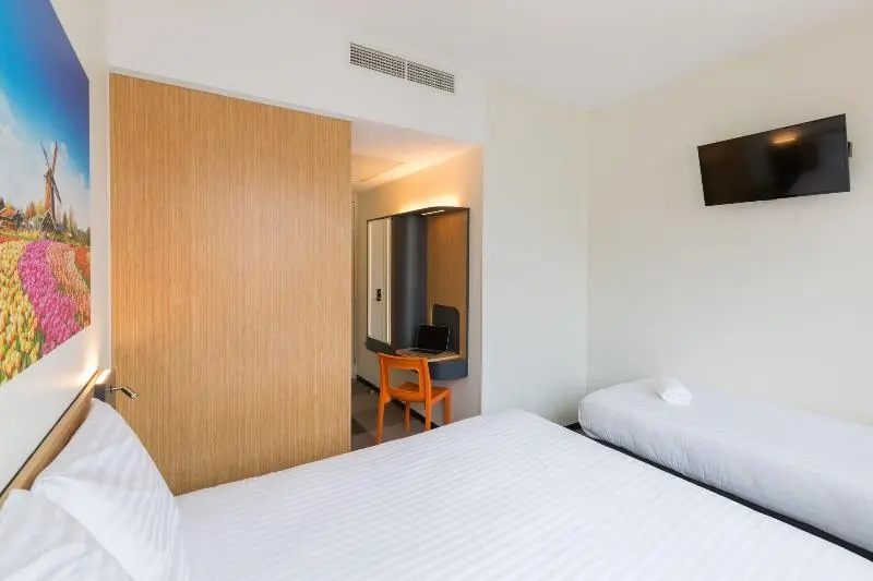 Standard Kolmen Hengen Huone, Maxhotel Amsterdam Airport Schiphol   Recently Renovated