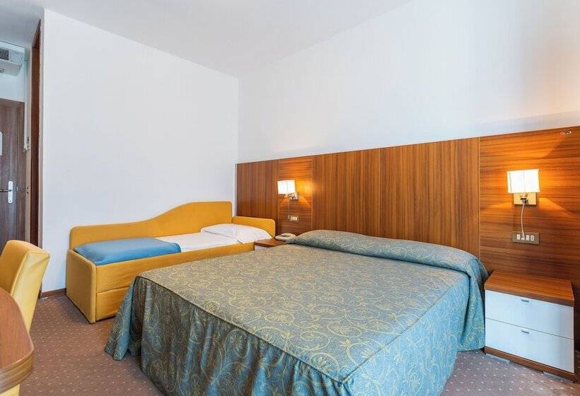 ファミリールーム, Touring