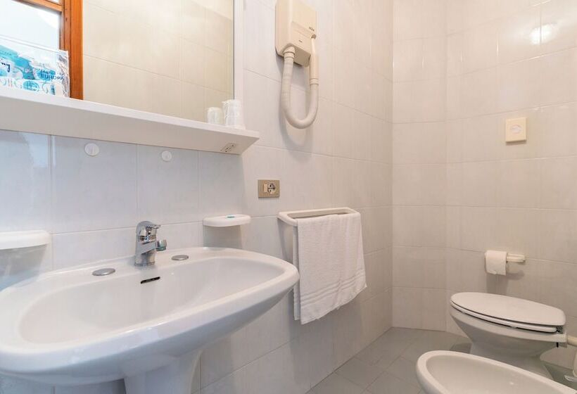 ファミリールーム, Touring