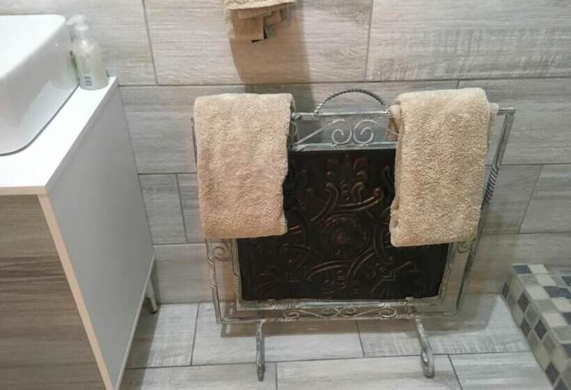 اتاق خانوادگی, Airport Tower Lodge