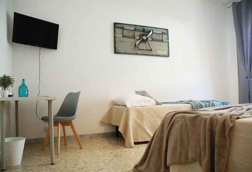 חדר סטנדרט לשלושה עם חדר אמבטיה משוף, Baris Central Station