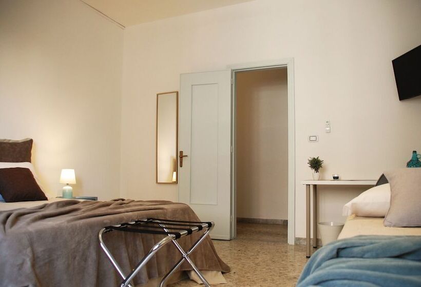 חדר סטנדרט לשלושה עם חדר אמבטיה משוף, Baris Central Station