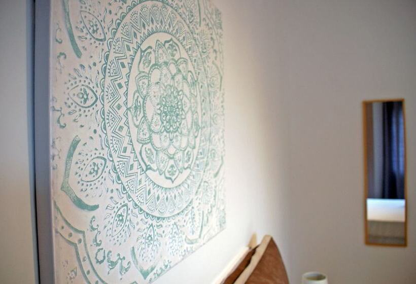 חדר סטנדרט לשלושה עם חדר אמבטיה משוף, Baris Central Station