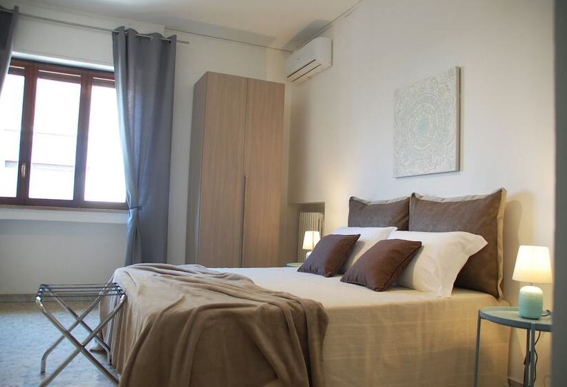 חדר סטנדרט לשלושה עם חדר אמבטיה משוף, Baris Central Station